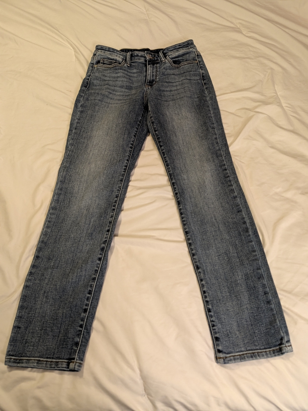 Judy Blue Women's Straight Leg Denim Jeans in Medium Blue Wash